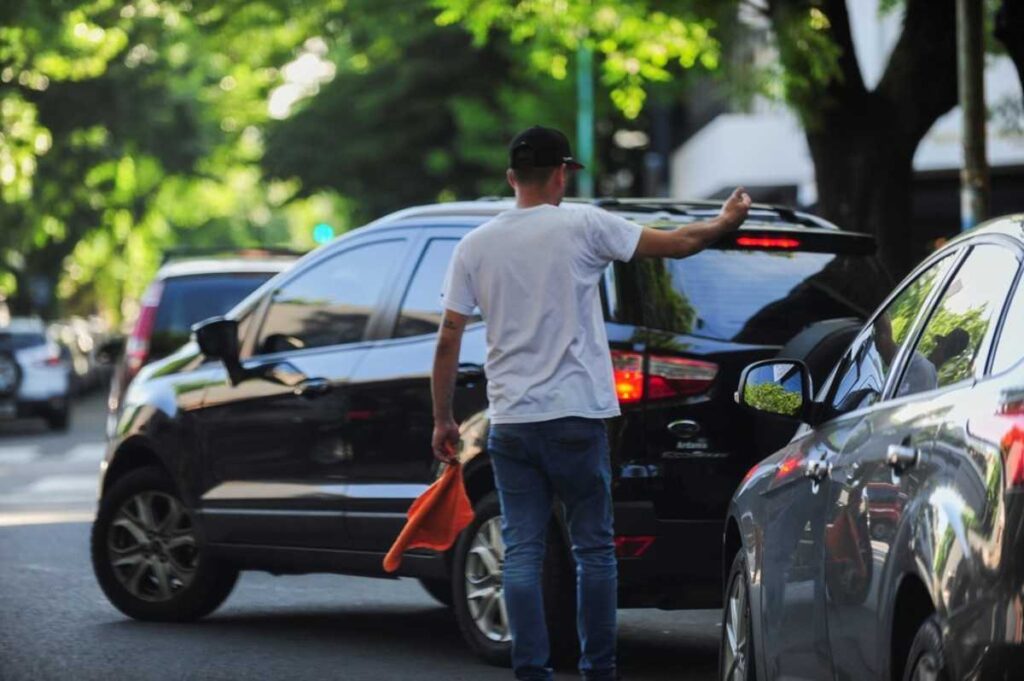 Un concejal impulsa la prohibición de los “trapitos” en Neuquén
