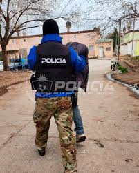 Decomisan droga, dinero y un arma tras causa por narcomenudeo