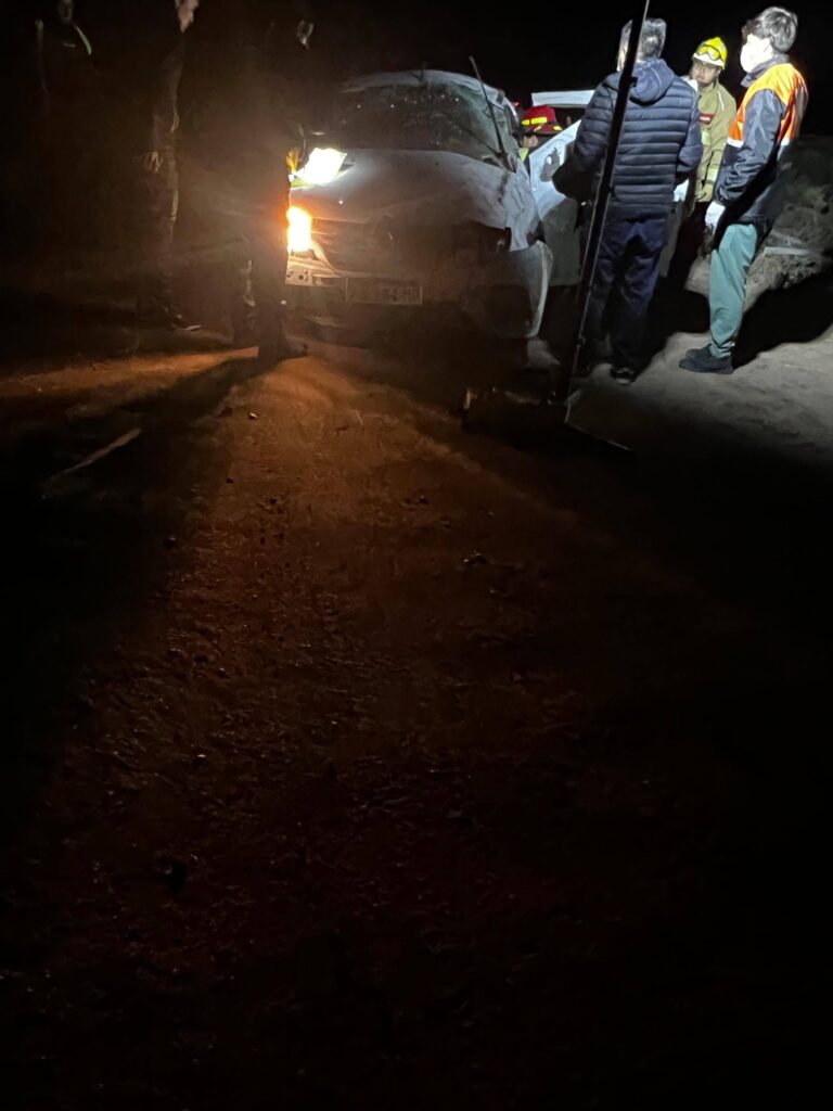 Dos heridos tras un vuelco en Ruta 237