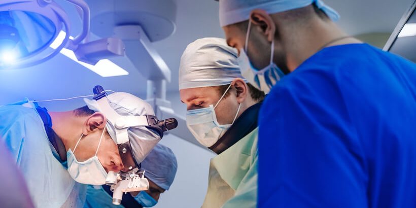 Corrigen malformación congénita con cirugía pediátrica