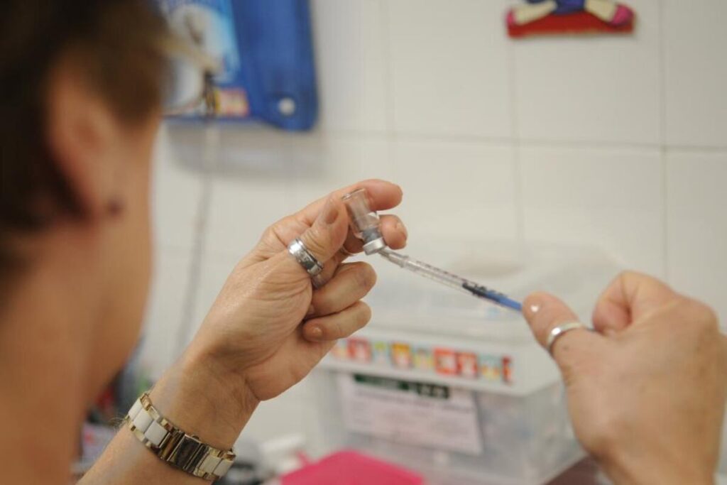 Salud inicia la vacunación contra la gripe para grupos de riesgo