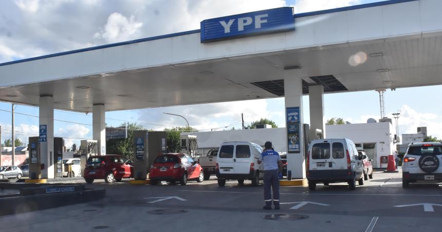 Petróleo y conflicto, YPF ajusta combustibles con cautela