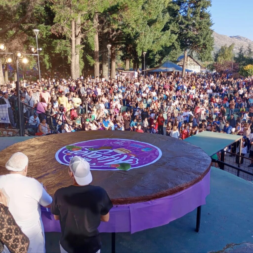 Lago Puelo batió el récord mundial con un alfajor gigante