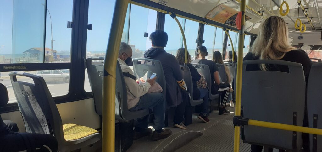 Empresa de transporte deberá indemnizar a docente tras caída en colectivo