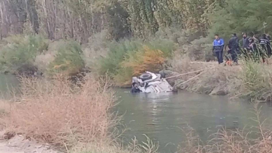 Murió dentro de su auto tras caer a un canal