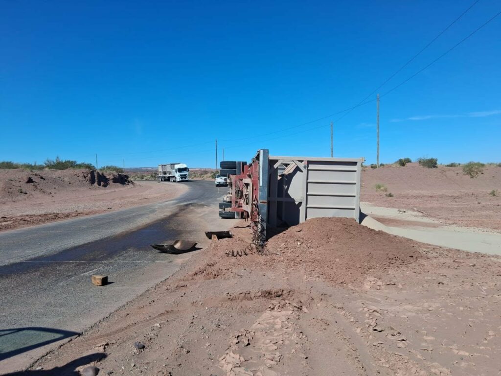 Volcó un camión en Ruta 7 y un minibús evitó el choque