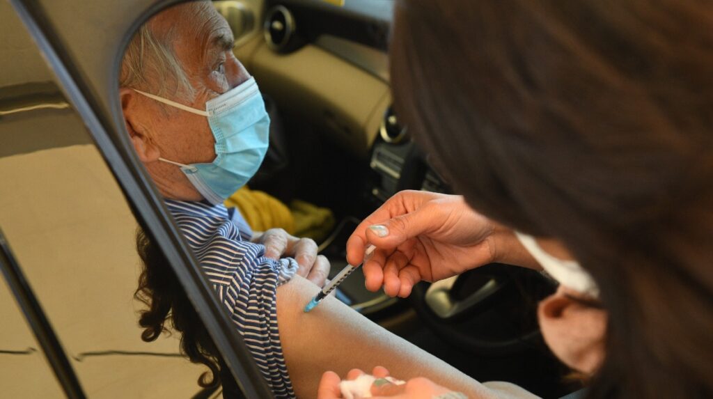 Operativo de vacunación rápida en el puente Cipolletti-Neuquén