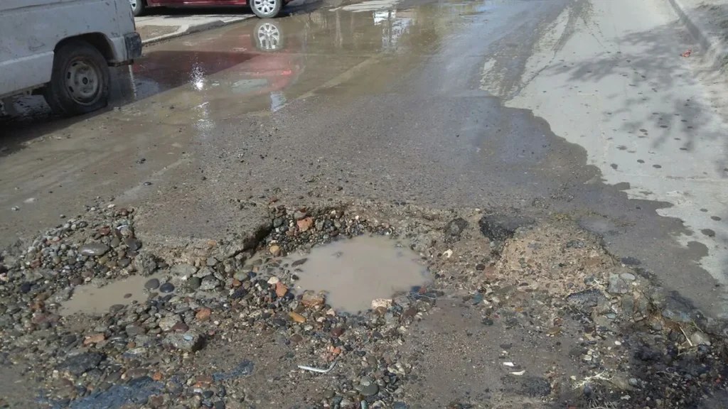 Calles en mal estado complican el servicio de colectivos