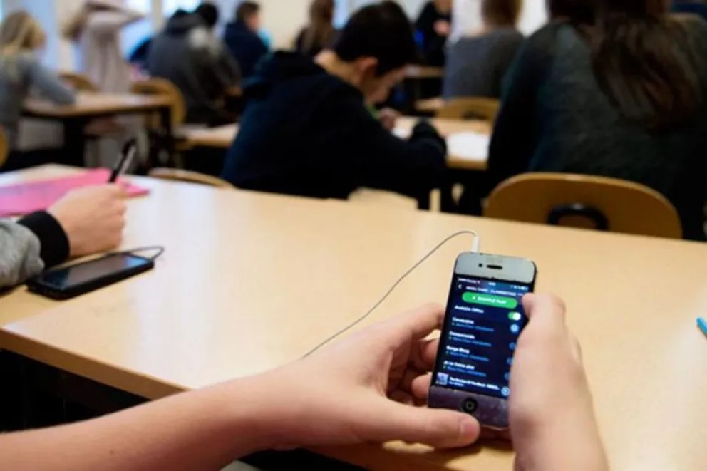 Limitan el uso de celulares en aulas neuquinas