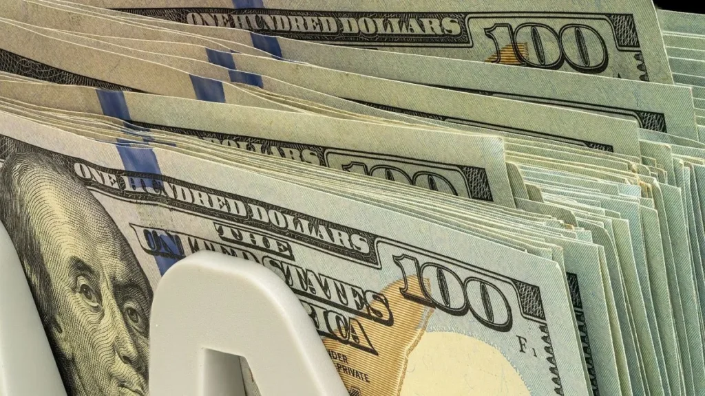 El dólar cae fuerte y reabre el debate económico