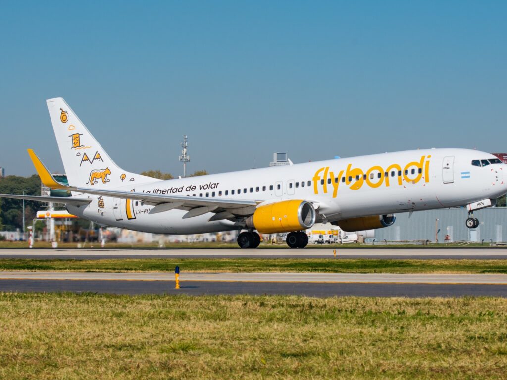 Flybondi demora sueldos y suspende vuelos al sur