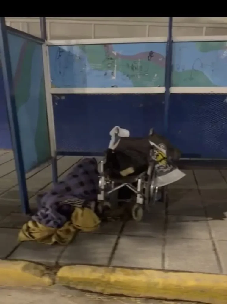 Vecinos alertan por un hombre con discapacidad que pasa la noche en una garita