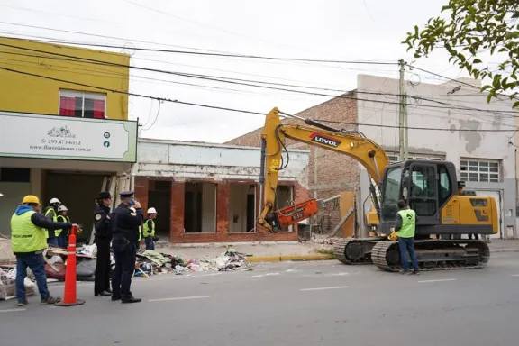 Derriban vivienda tras causa por venta de drogas