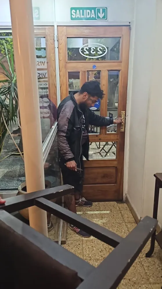 Un hombre ingresó armado y desató tensión en un restaurante