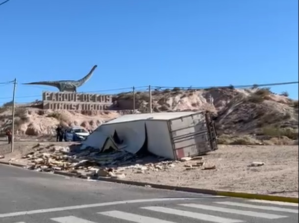 Volcó un camión con pollos y vecinos se llevaron la carga