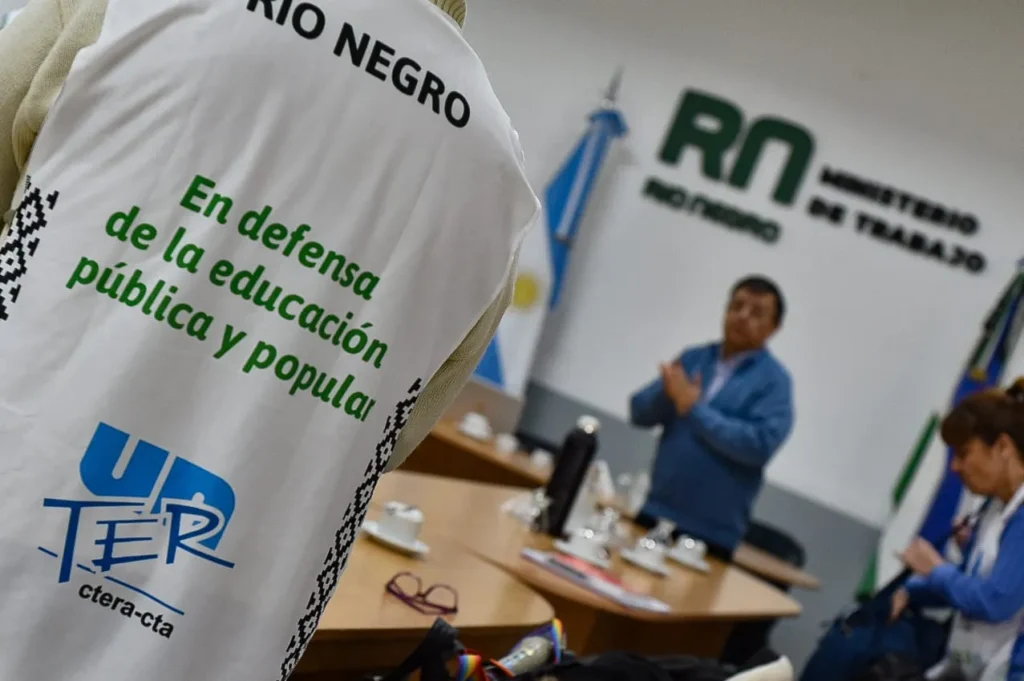 Docentes reclaman suba salarial y anuncian paro