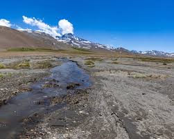 El volcán Laguna del Maule baja su nivel de alerta