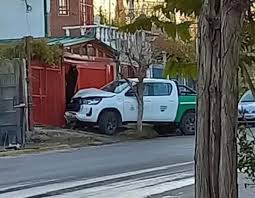 Chocó contra un portón y no tenía licencia