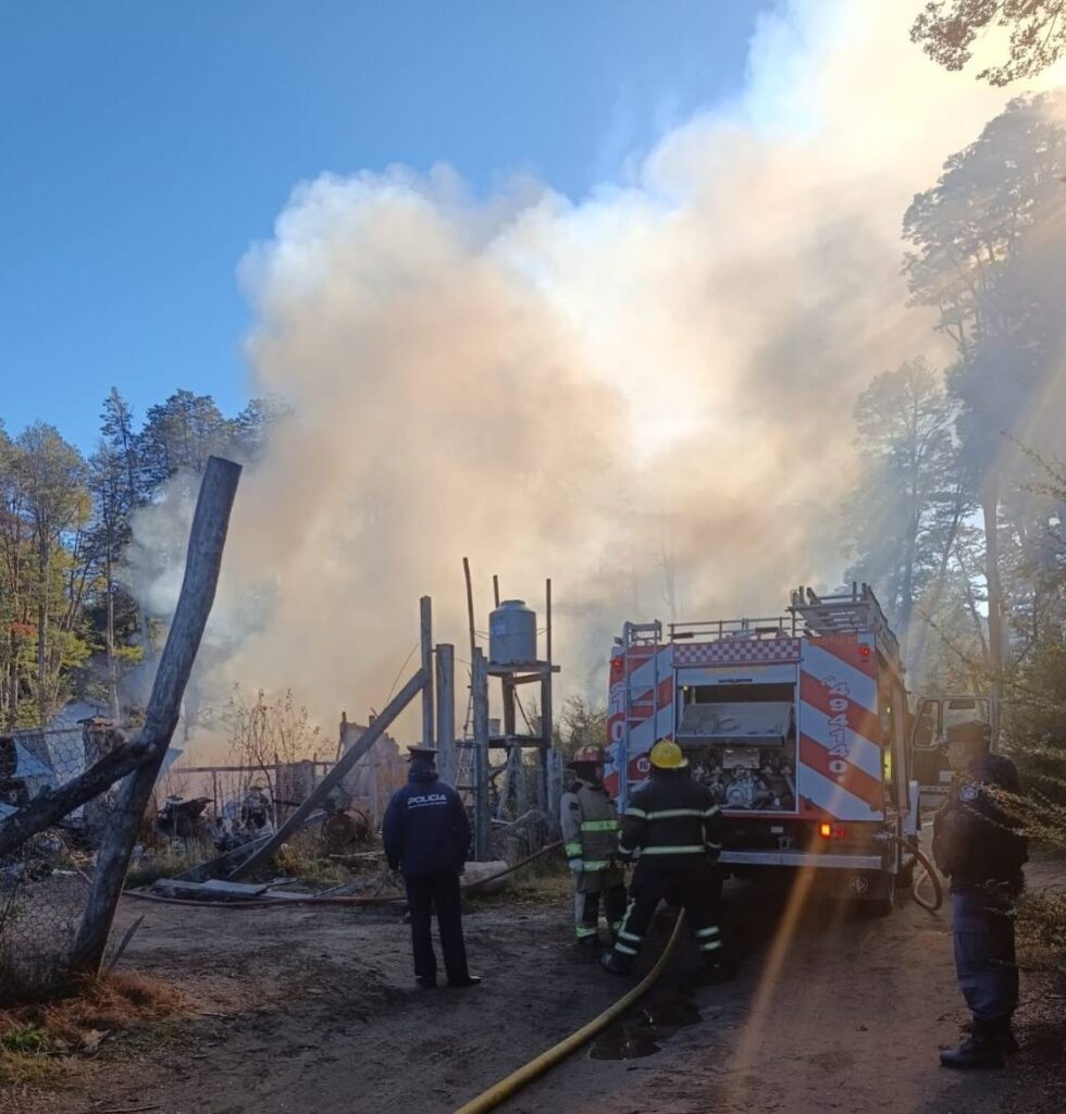 Bomberos de Villa La Angostura combatieron el incendio total de una vivienda