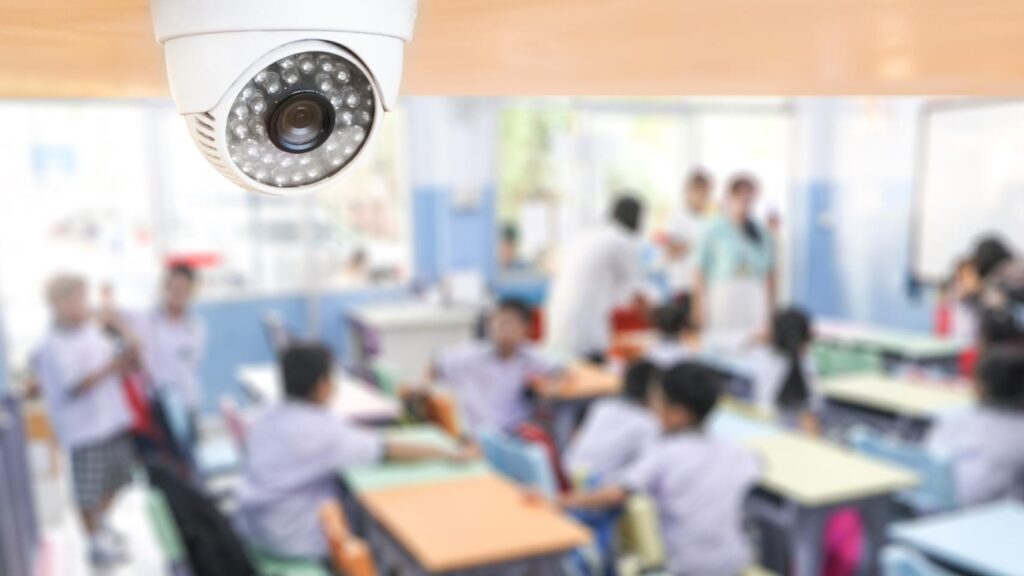 Avanza proyecto para instalar cámaras en escuelas