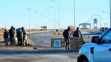 Trabajadores de Cerámica Neuquén protestan en Ruta 7