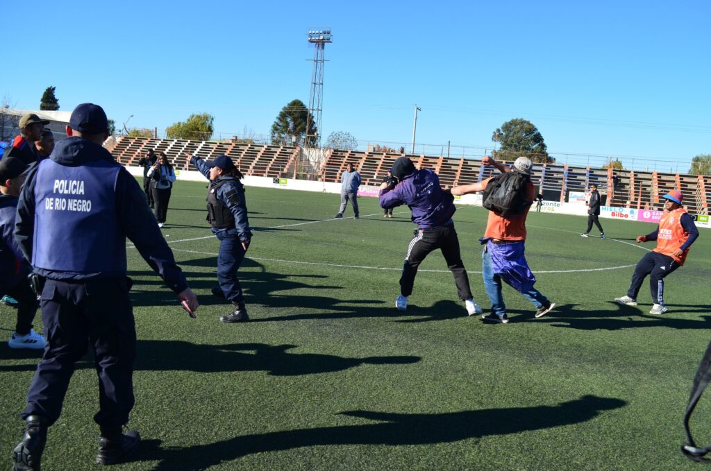 Incidentes antes del clásico roquense en Liga Confluencia