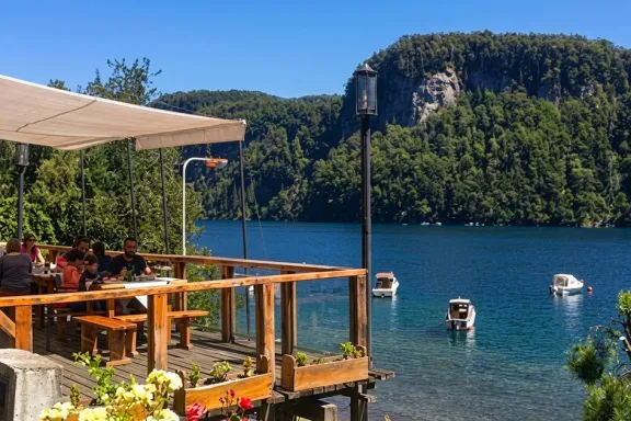 Villa La Angostura suma propuesta culinaria frente al lago