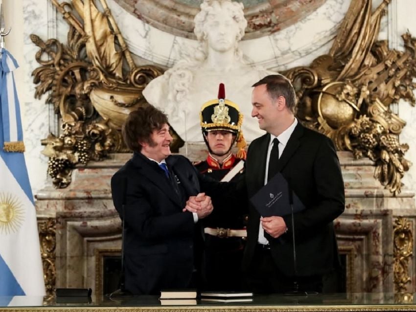 Milei defiende a Adorni ante denuncia patrimonial