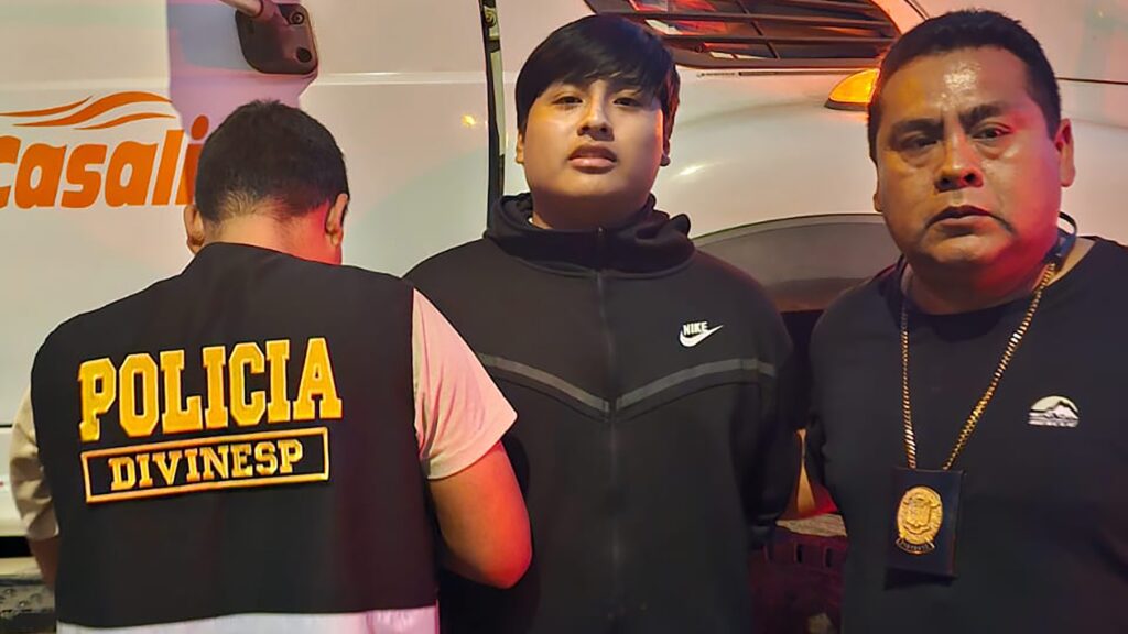 Arriba al país Pequeño J en causa por triple crimen