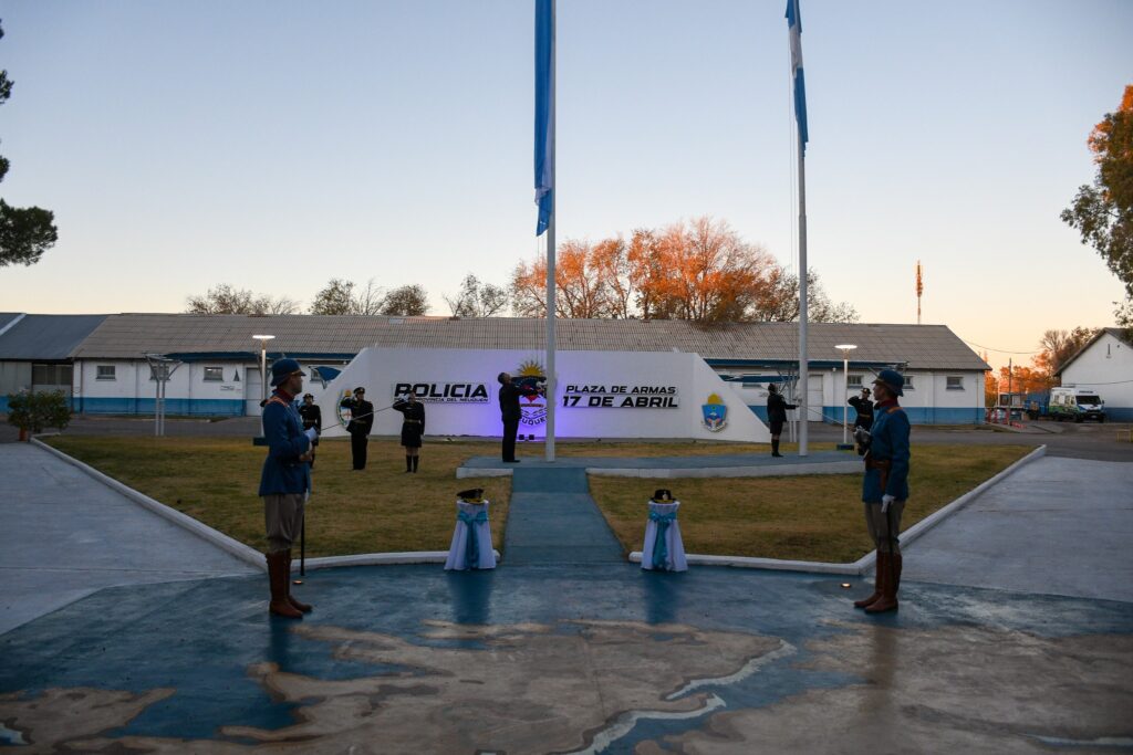 Con izamiento de banderas, la Policía conmemoró la Revolución de Mayo