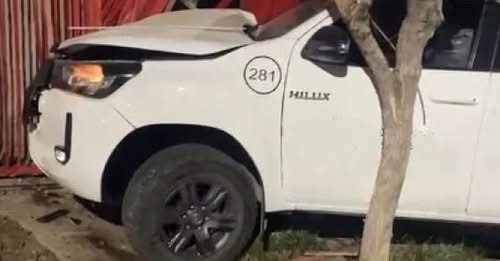 Perdió el control del auto y destruyó un portón