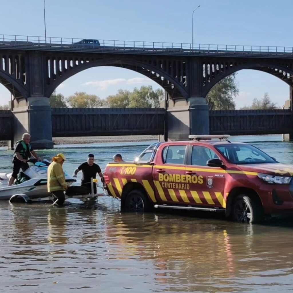Bomberos salvaron a dos personas en dique Ballester