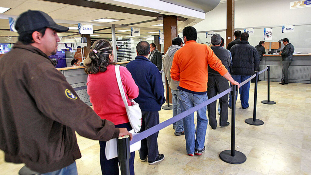 Condenan a un banco por hacer esperar una hora a un cliente
