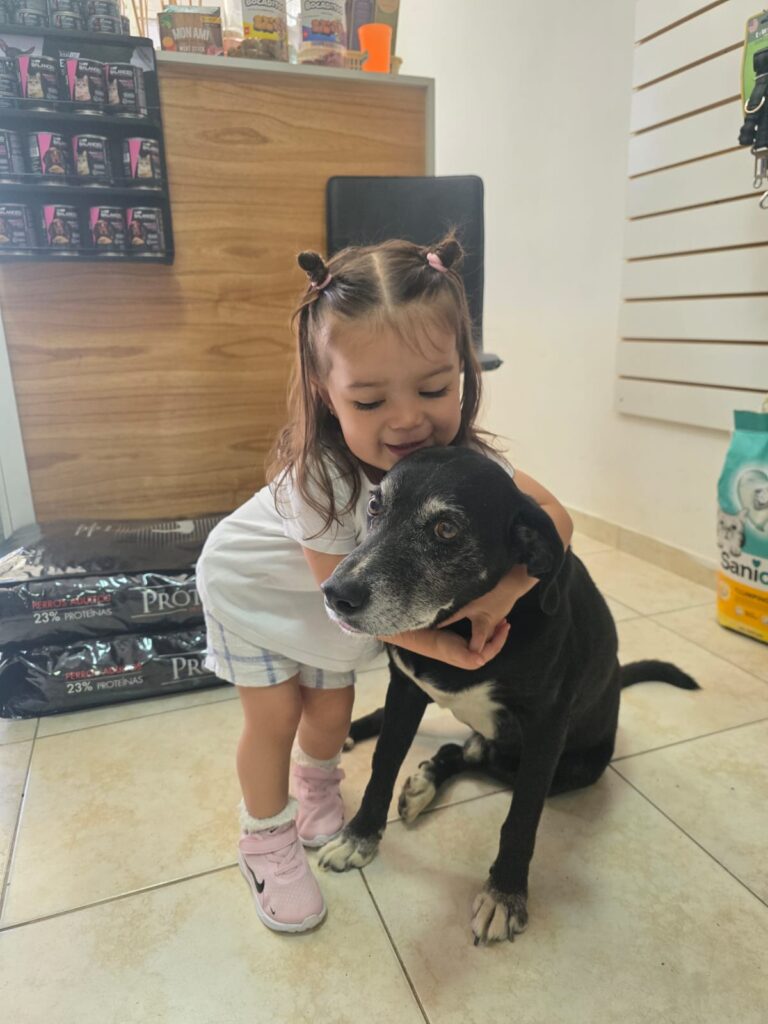 Albita, la pequeña que creció entre rescates y adopciones