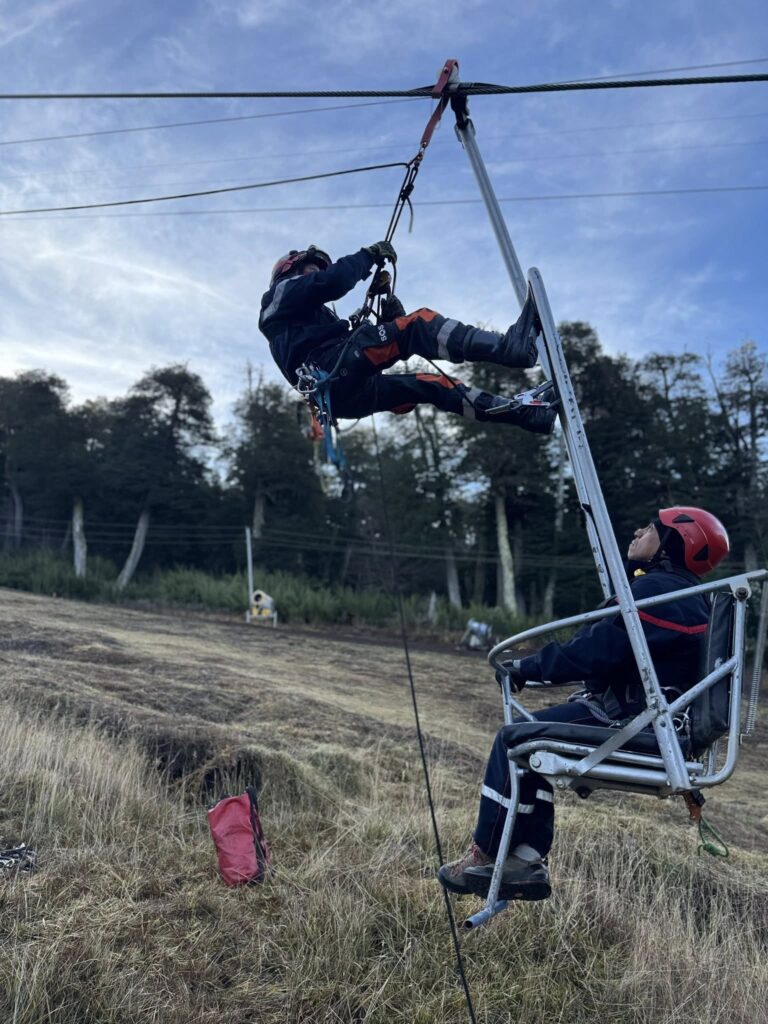 Simulacro en la cordillera: cómo se preparan los bomberos para rescates extremos