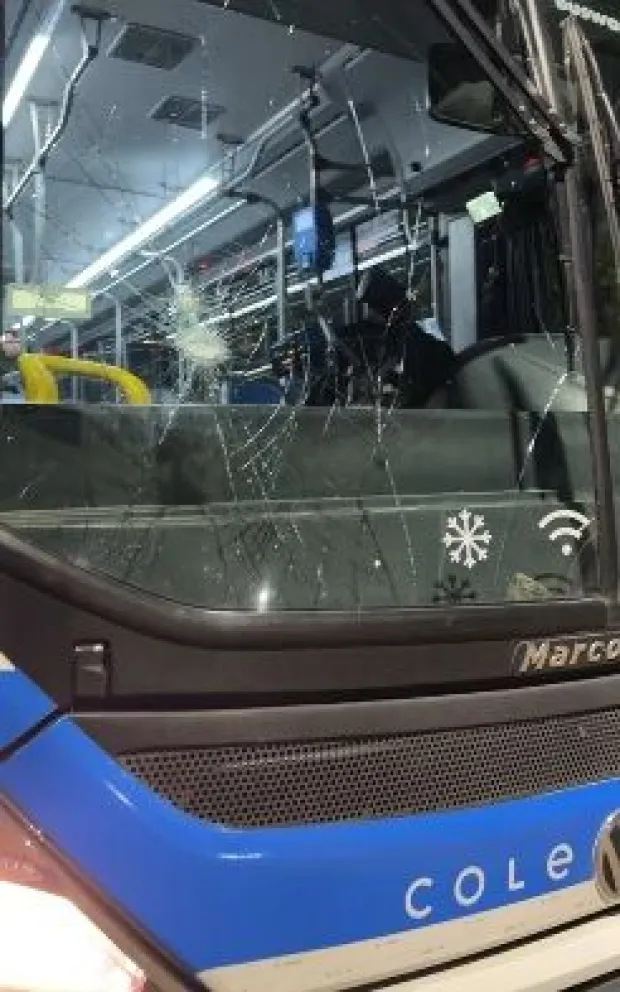 Un colectivo fue apedreado durante su recorrido