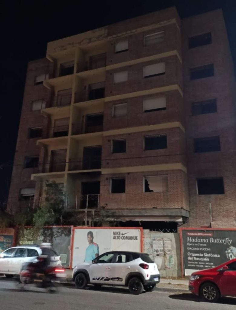 Vecinos denuncian disturbios en edificio abandonado