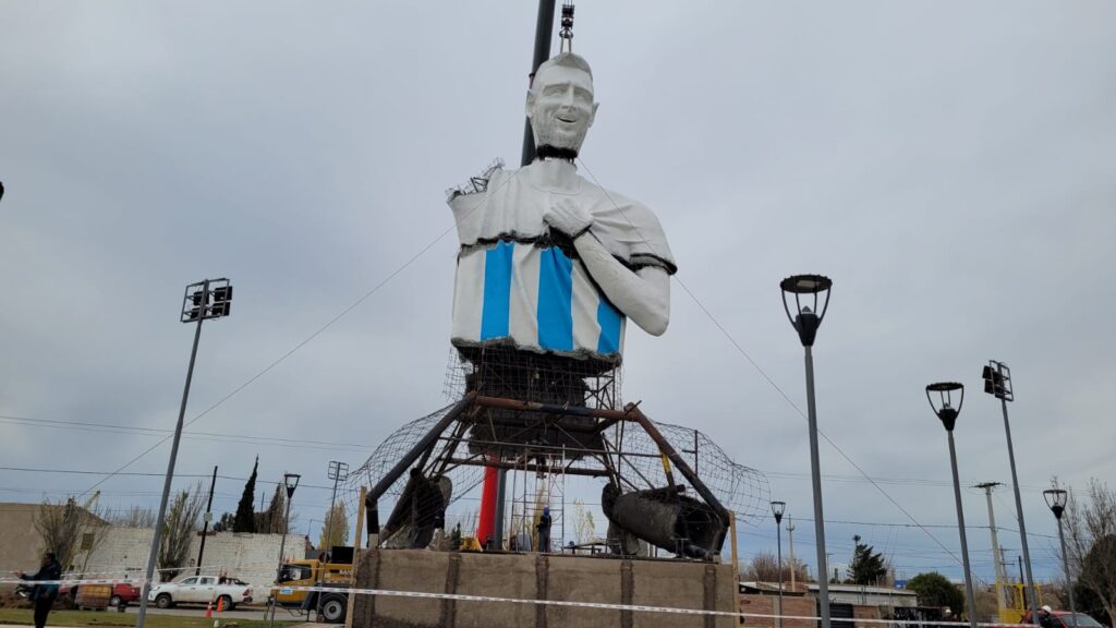 Cutral Co acelera la instalación de la monumental estatua de Messi