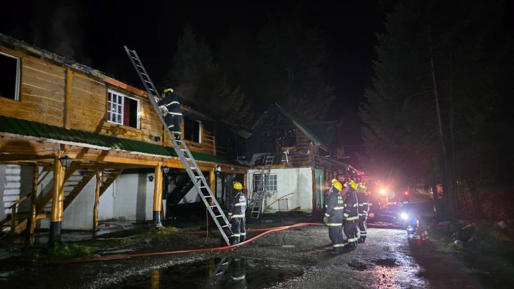 Intenso operativo para extinguir un incendio en Villa La Angostura