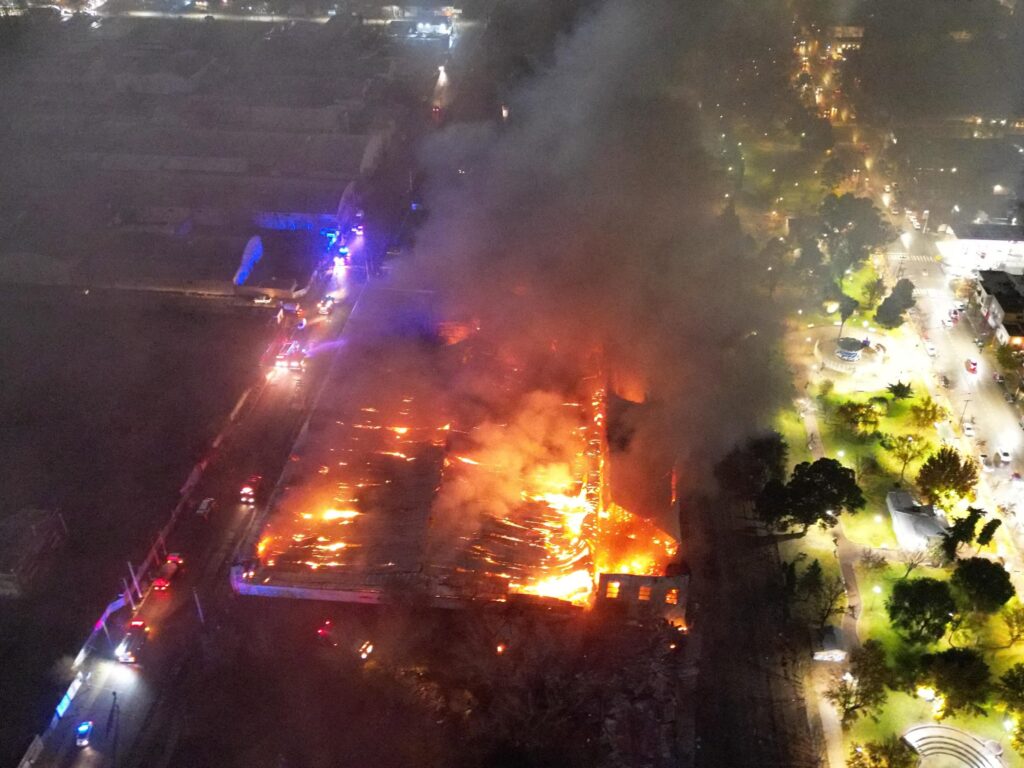 Riesgo de colapso en el depósito incendiado de La Anónima
