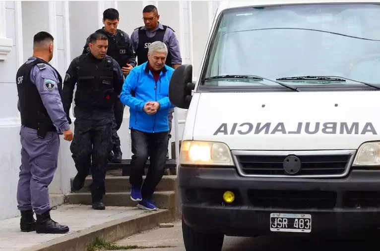 Lázaro Báez fue internado por una pulmonía