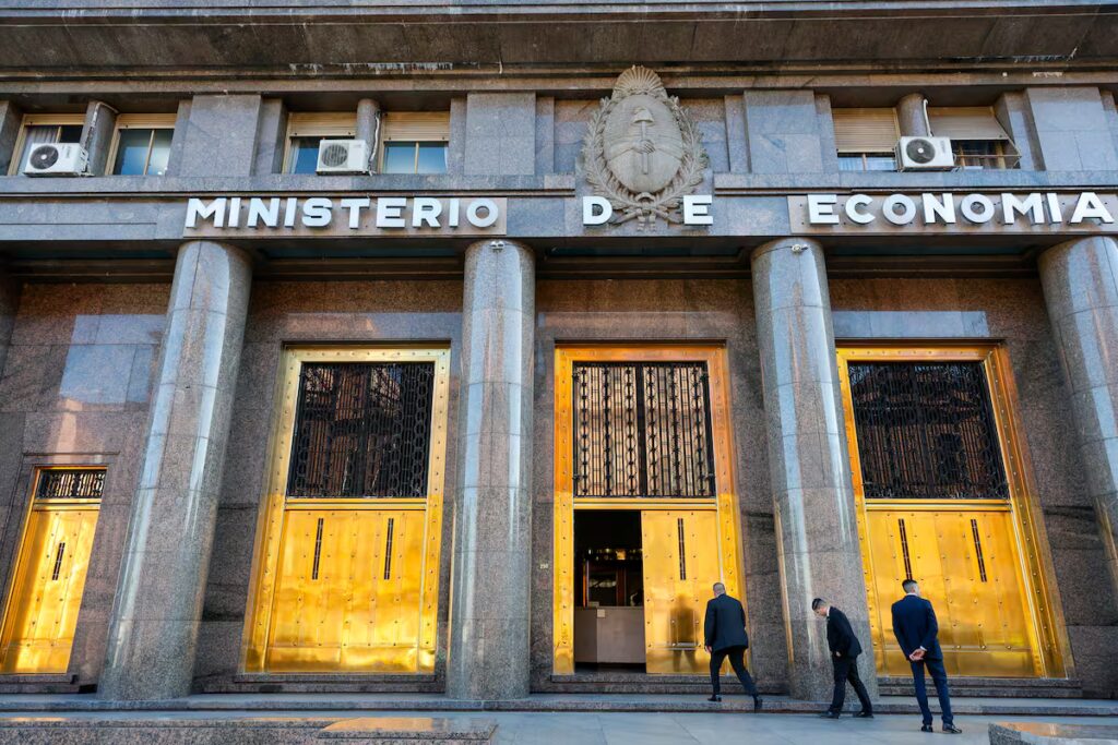 El Gobierno elimina 58 regulaciones vinculadas al comercio y consumo