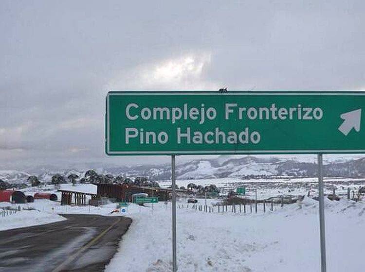 Cierran Pino Hachado por nieve y fuertes vientos