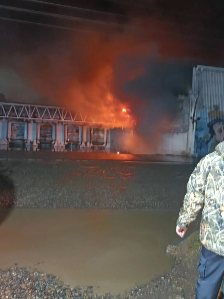 Un incendio destruyó un depósito de La Anónima en Cipolletti