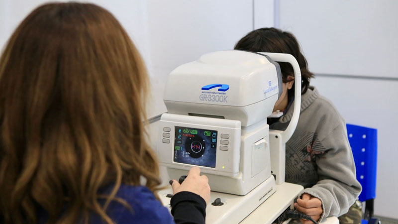 Entregan anteojos gratis para jóvenes de 10 a 17 años