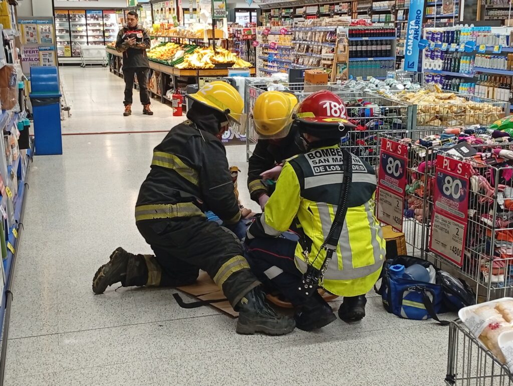 Simulacro de incendio en un supermercado de San Martín de los Andes