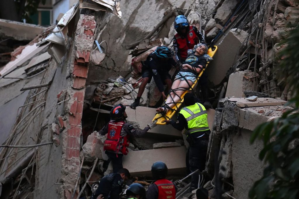 Venezuela eleva a 589 la cifra de muertos tras los terremotos