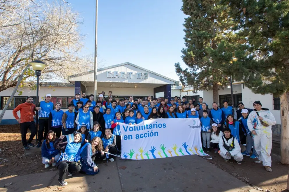 Más de 100 voluntarios de Tecpetrol transformaron una escuela