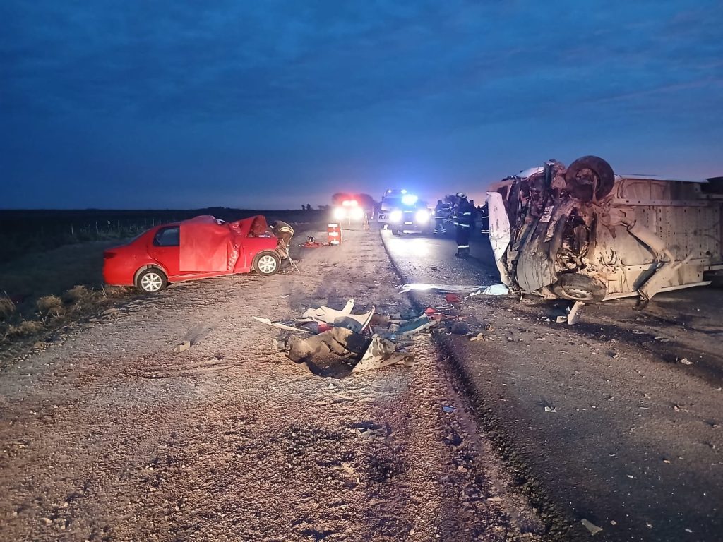 Tragedia en Córdoba: un choque dejó dos muertos y 17 heridos