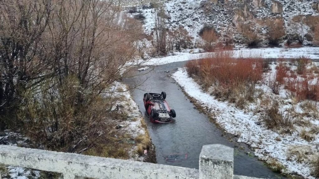 Murió una menor tras un vuelco que terminó en un arroyo